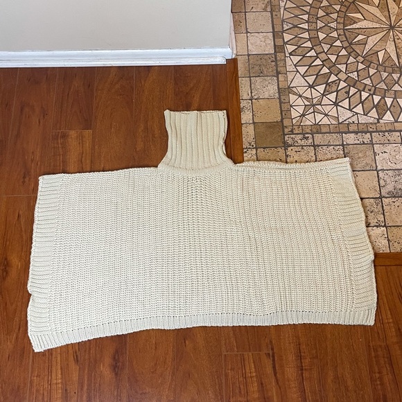 STEVE MADDEN Turtle Neck Poncho Bat Sleeve OSFM - Picture 5 of 11